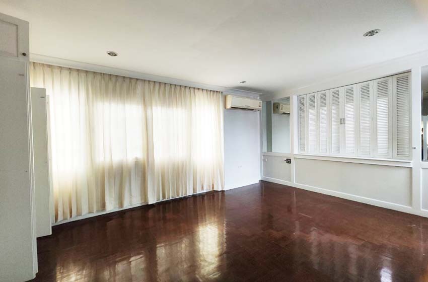 House with Shared Pool in Srinakarin 